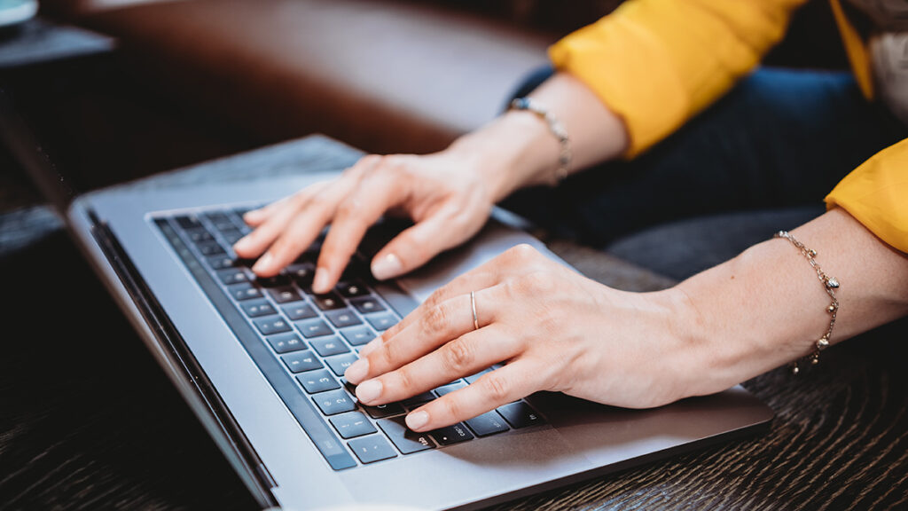 Person an einem Laptop zu Hause im Homeoffice; Symboldbild für die Förderrichtlinie für Berliner Digitalprojekte im Kulturbereich