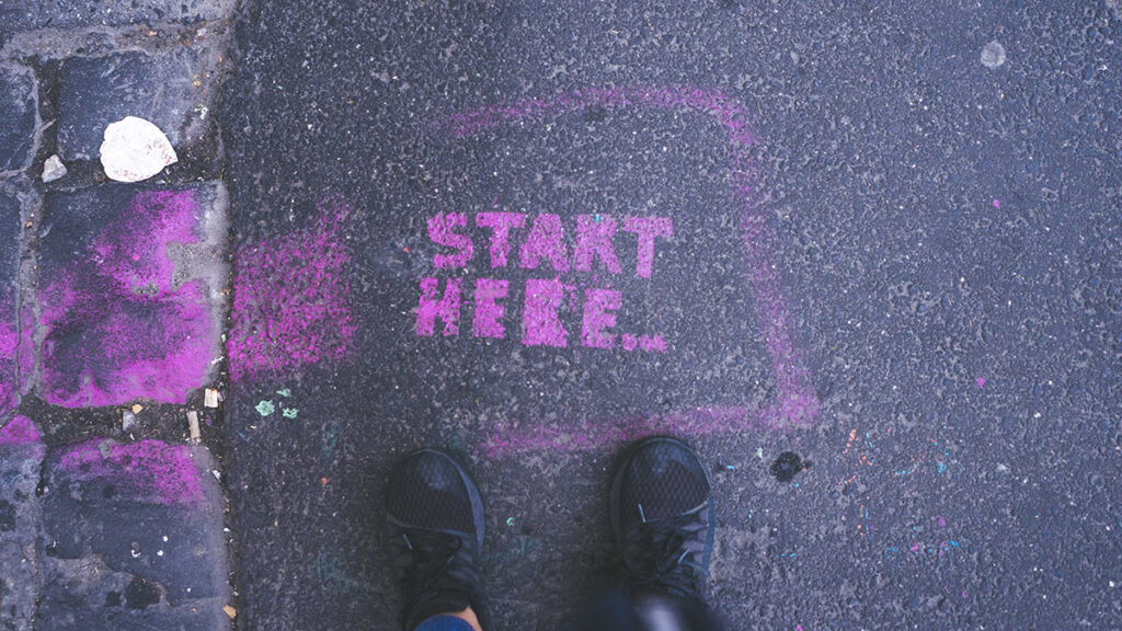 Start der Förderrichtlinie, Symbolfoto mit Start Here Graffiti auf Straße, Foto Gia Oris