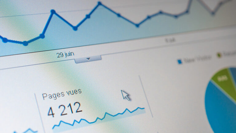 Web-Analyse Symbolbild mit Metriken