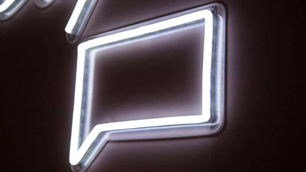 Symbolbild für partizipative Digitalprojekte: Neonschild mit Sprechblase, Foto: Jason Leung