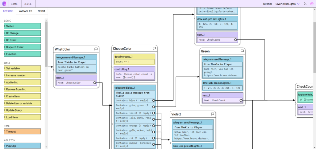 Programmieroberfläche des Open-Source-Tools adaptor:ex. Verschiedene farbige, miteinander über Pfeile verknüpfte Kacheln enthalten Kontrollbefehle für die Equipmentsteuerung. 