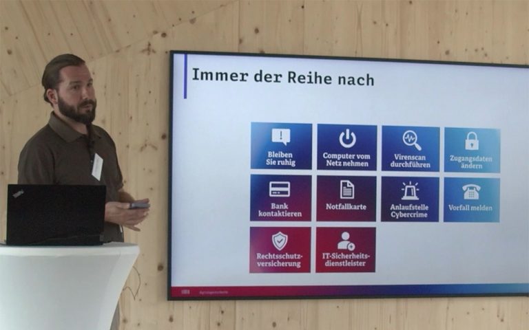 Marc-Alexander Nagel von der Digitalagentur Berlin hält einen Vortrag zur IT-Sicherheit