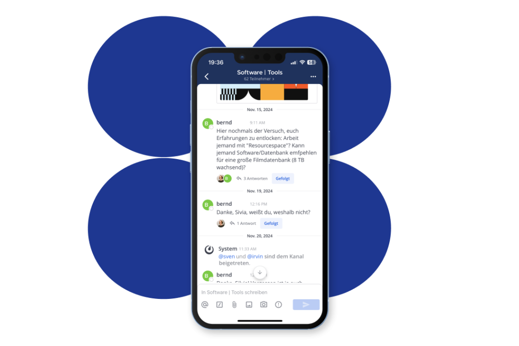 Smartphone mit Screenshot aus dem Online-Forum Mattermost