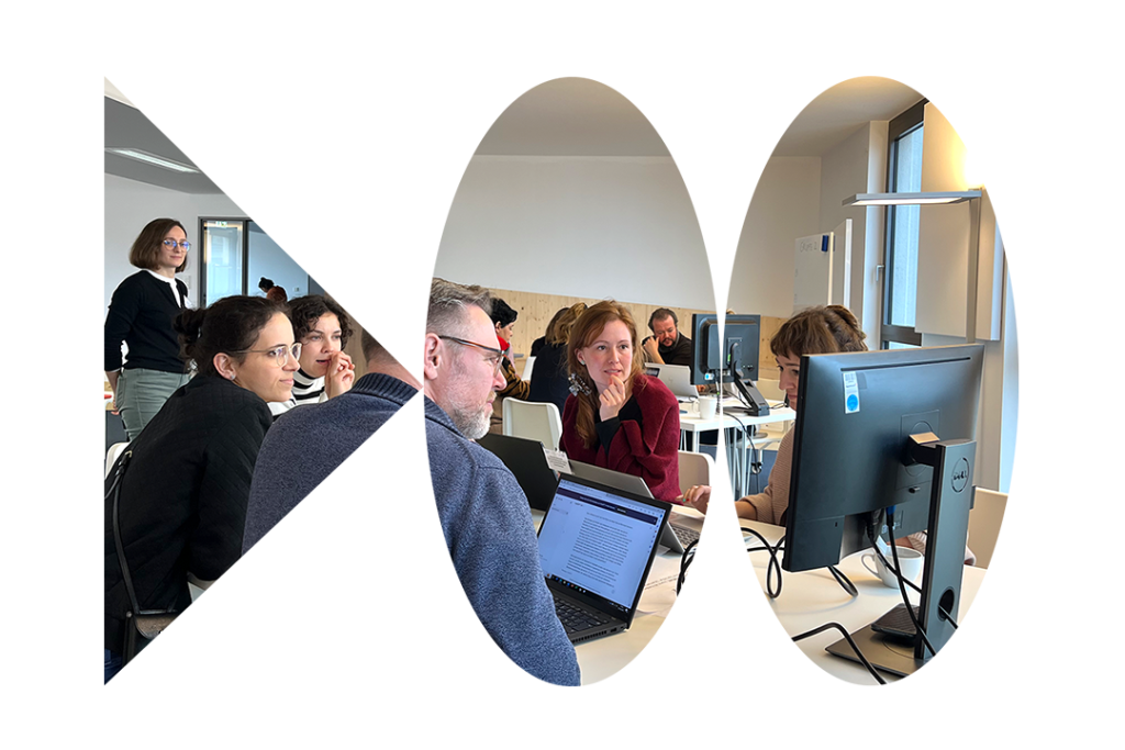 kulturBdigital-Workshop mit Kulturschaffenden, die an einem Tisch mit Laptops sitzen und miteinander diskutieren.